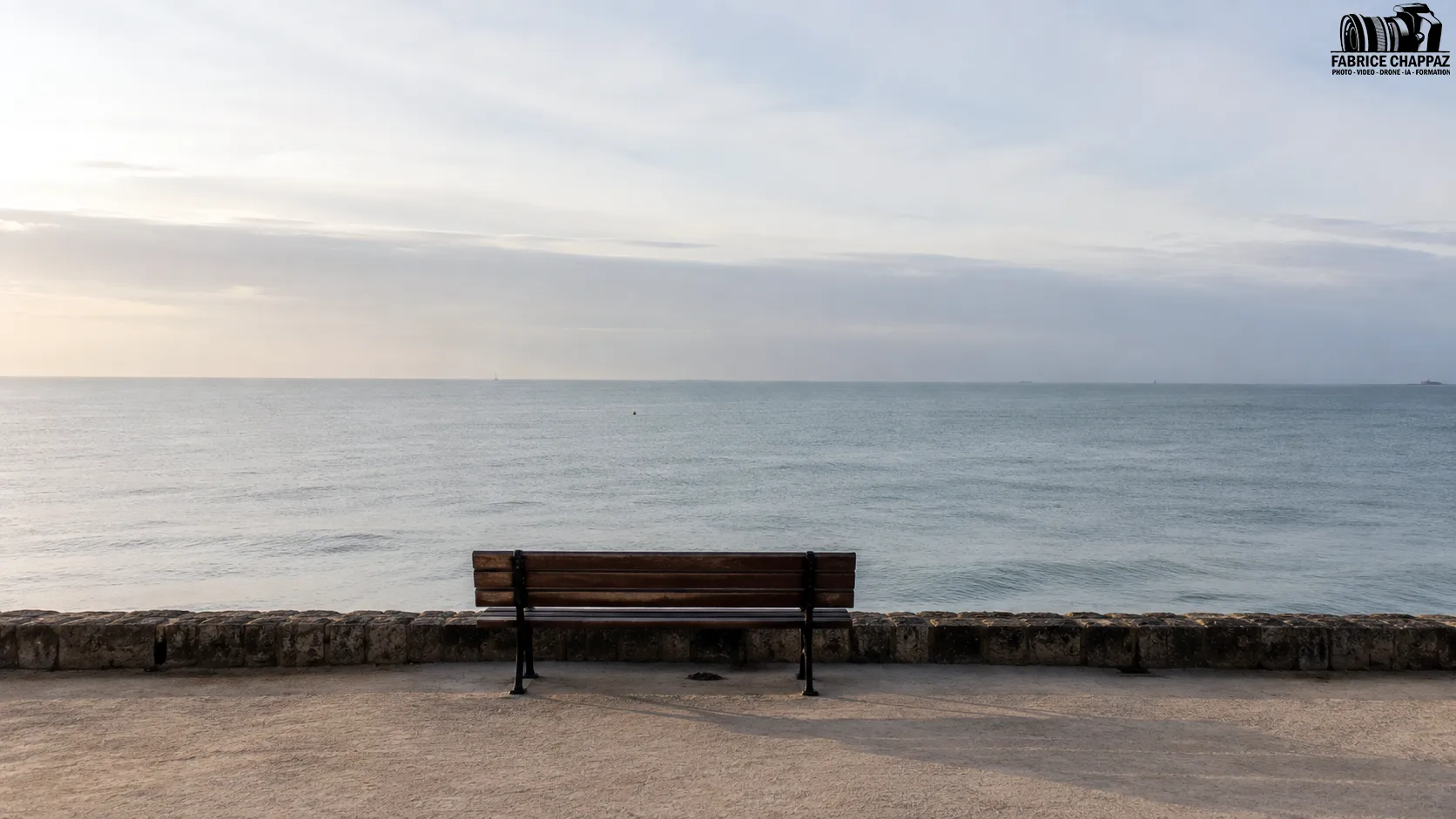 Banc face ocean