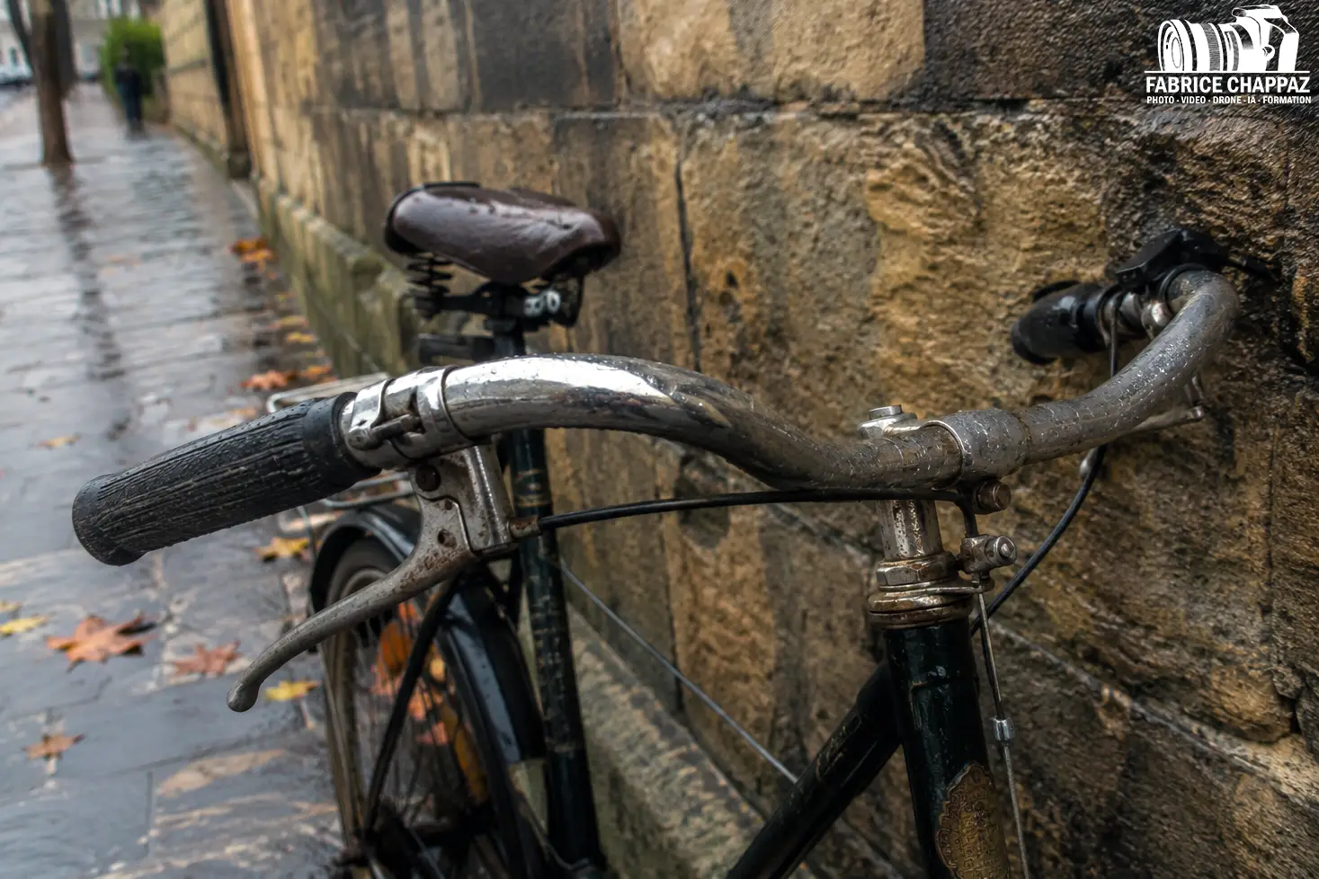 Vieux velo sous la pluie
