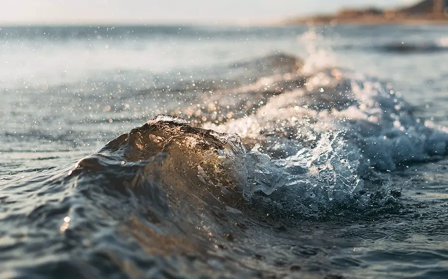 Vagues et coucher de soleil photographiés sur le littoral vendéen